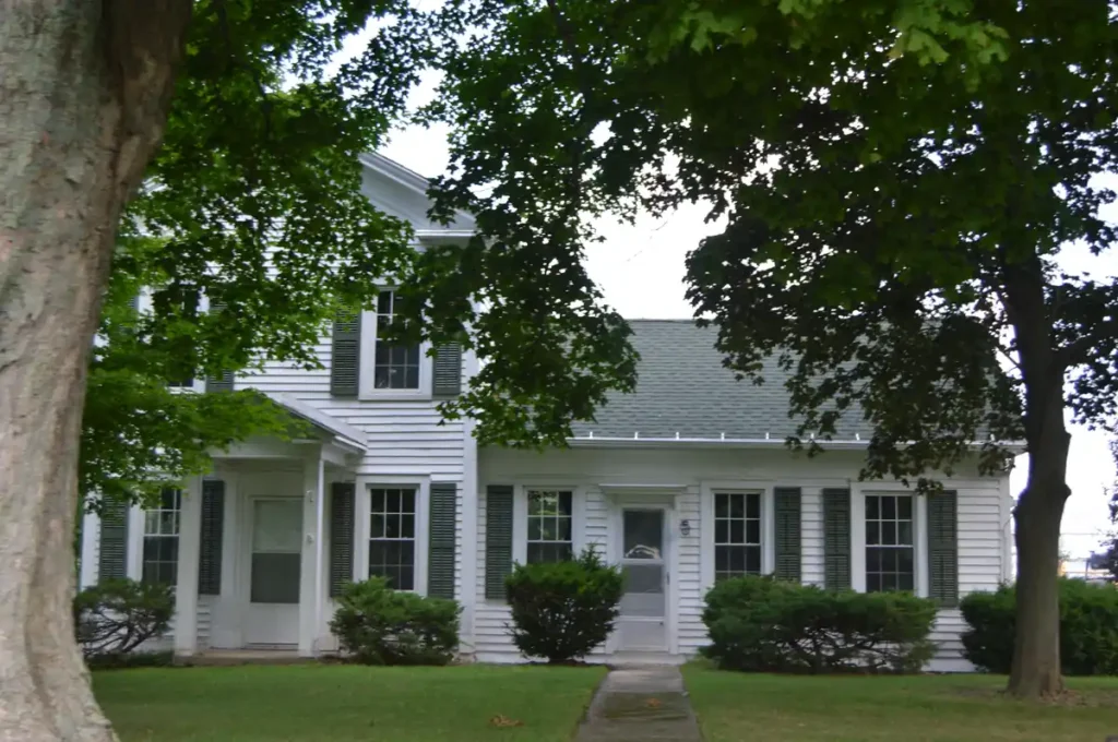 what does homeowners insurance cover
